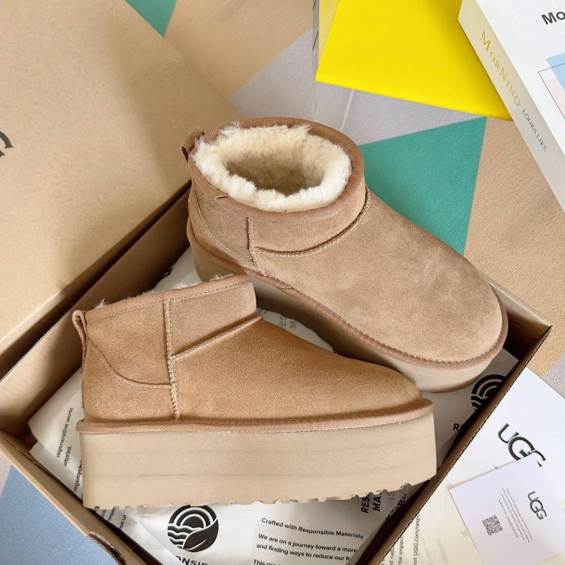 UGG CLASSIC MINI CON PLATEAU