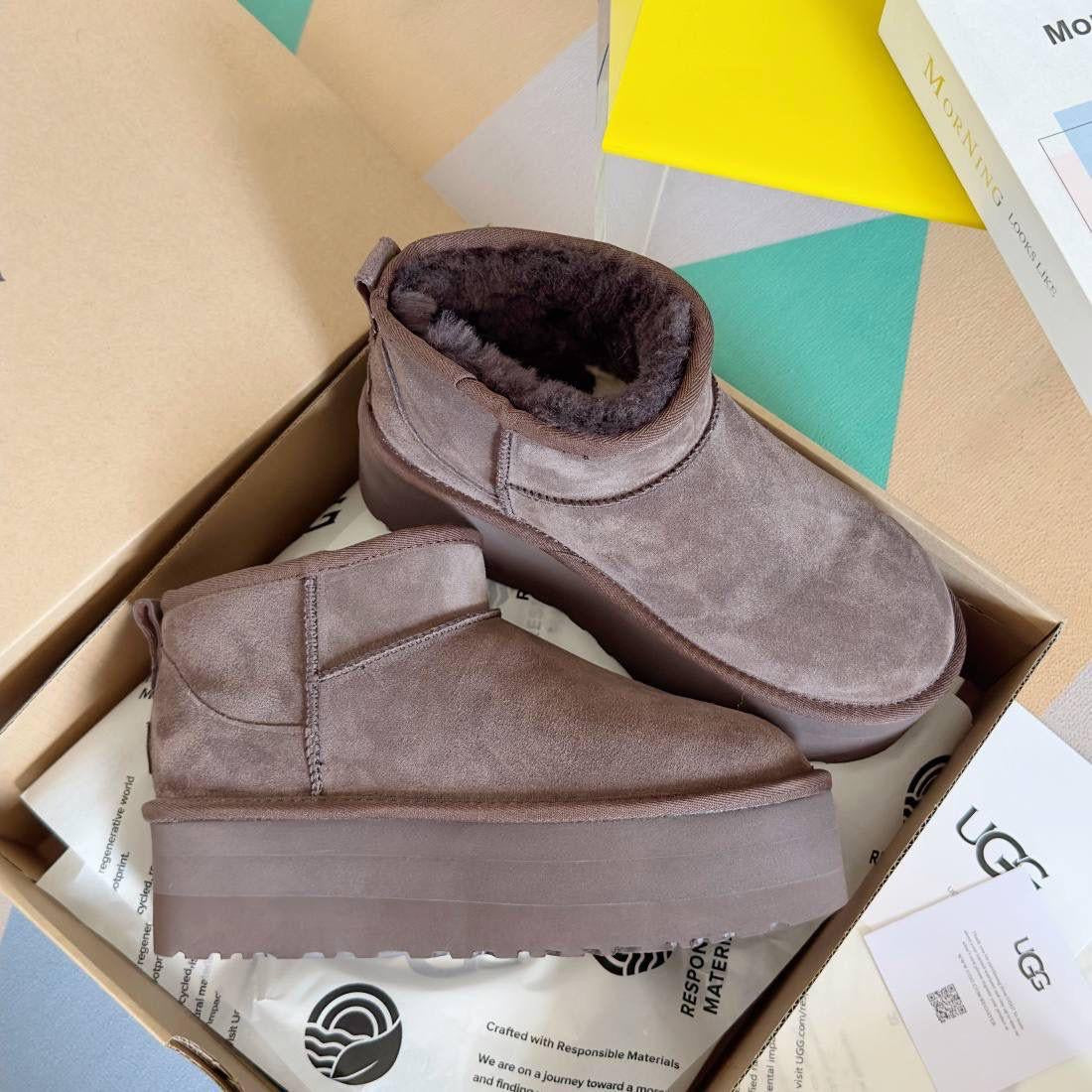 UGG CLASSIC MINI CON PLATEAU