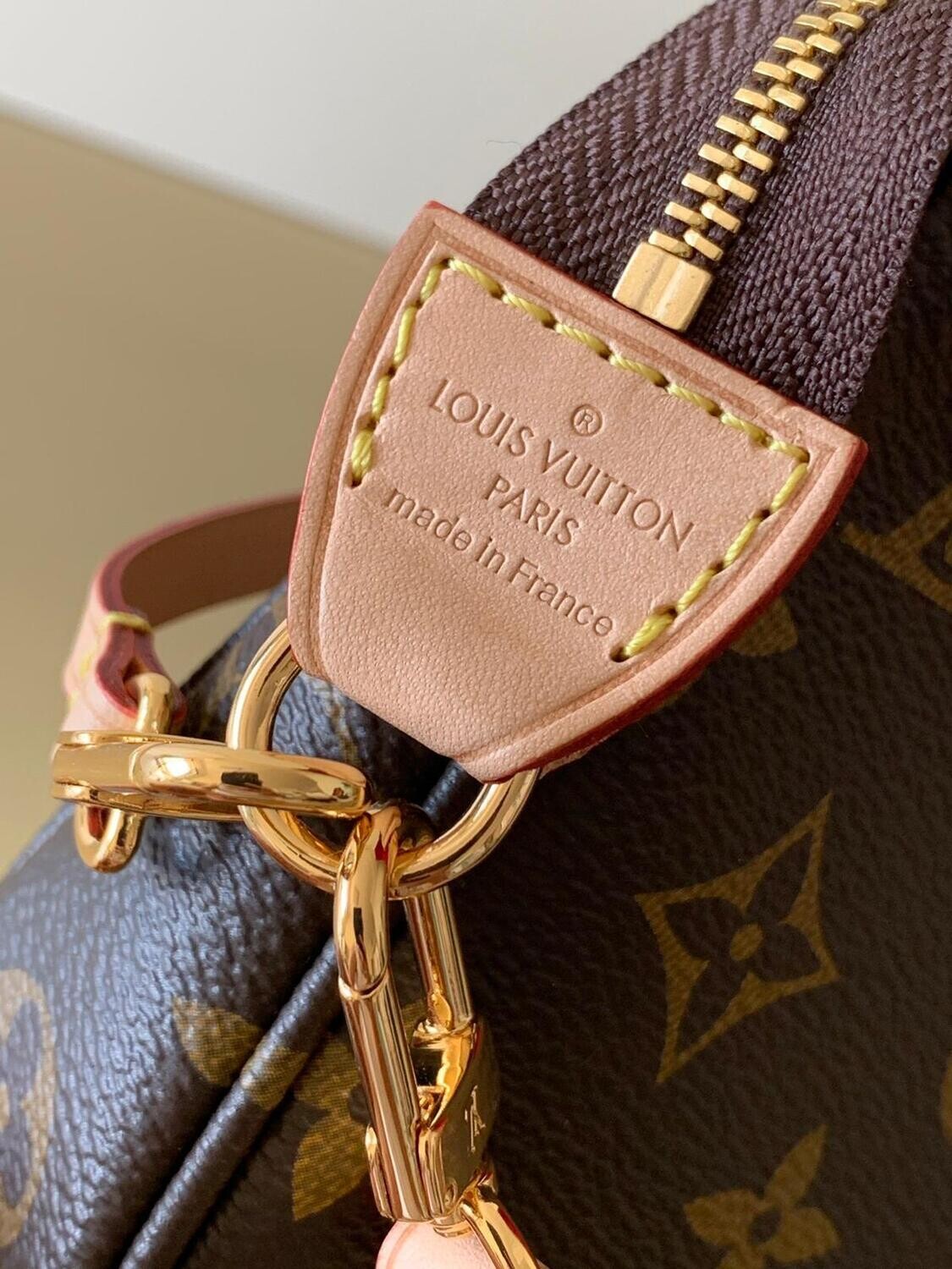 LV POCHETTE ACCESSOIRES NM